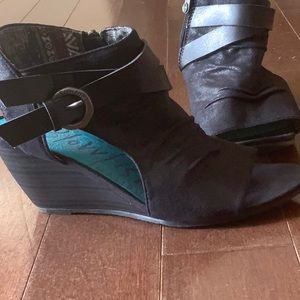 Black size 6 Blowfish wedge sandals